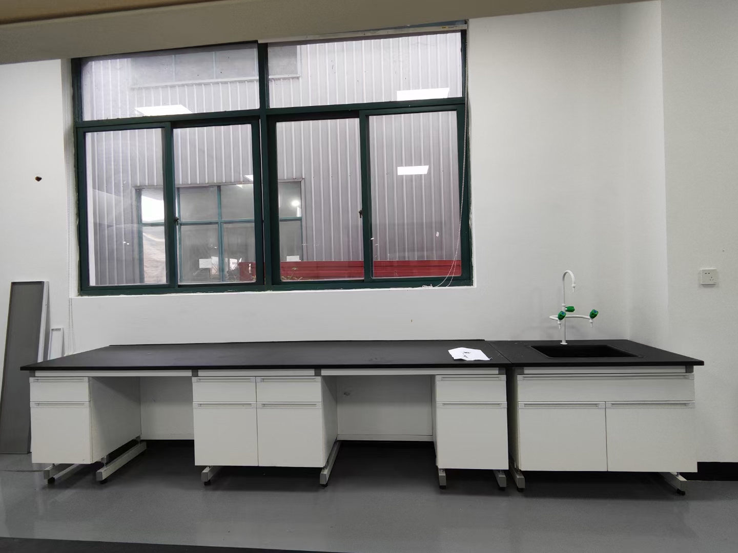 钢木灰白色实验台