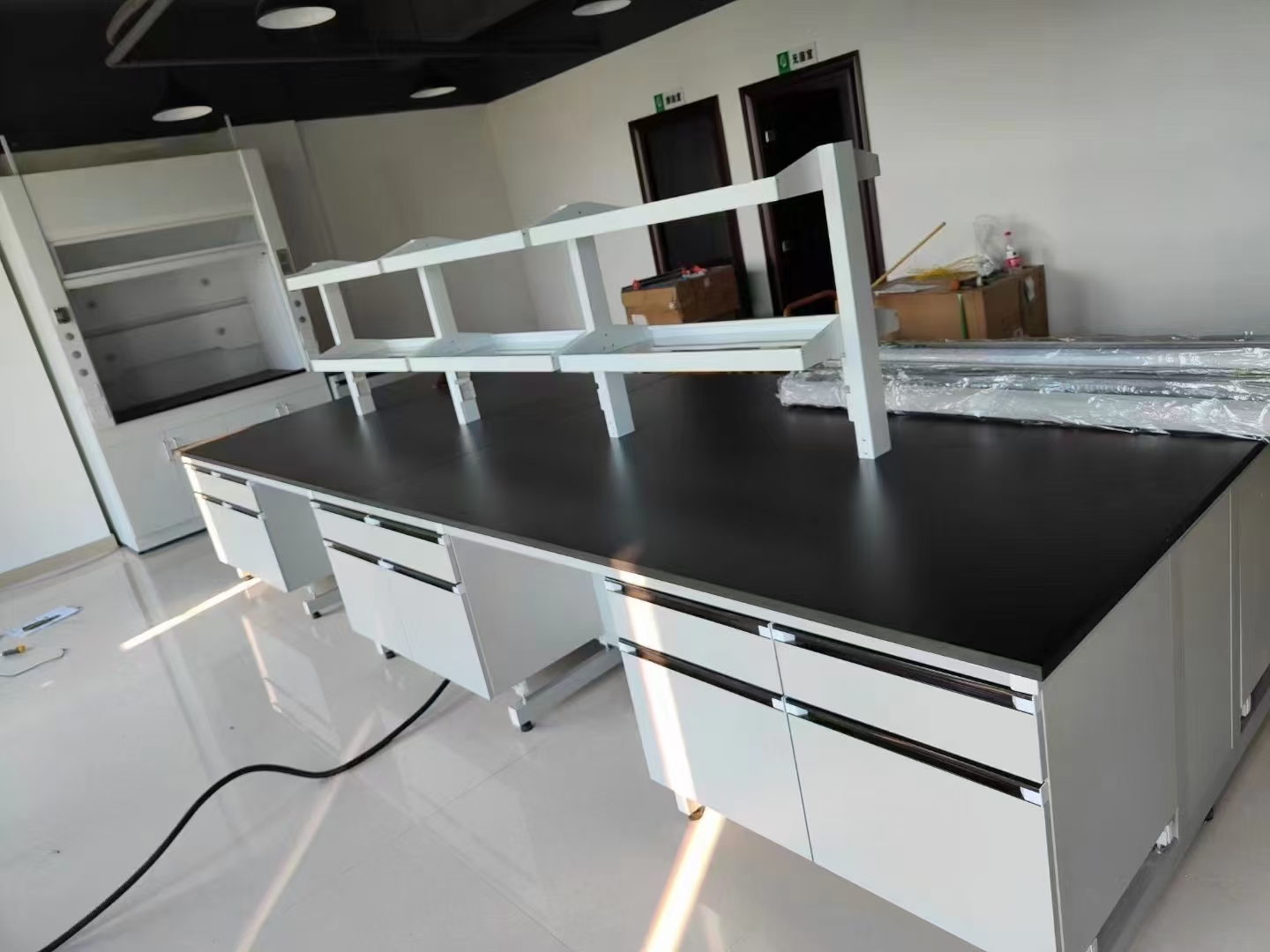 黑色台面钢木实验台