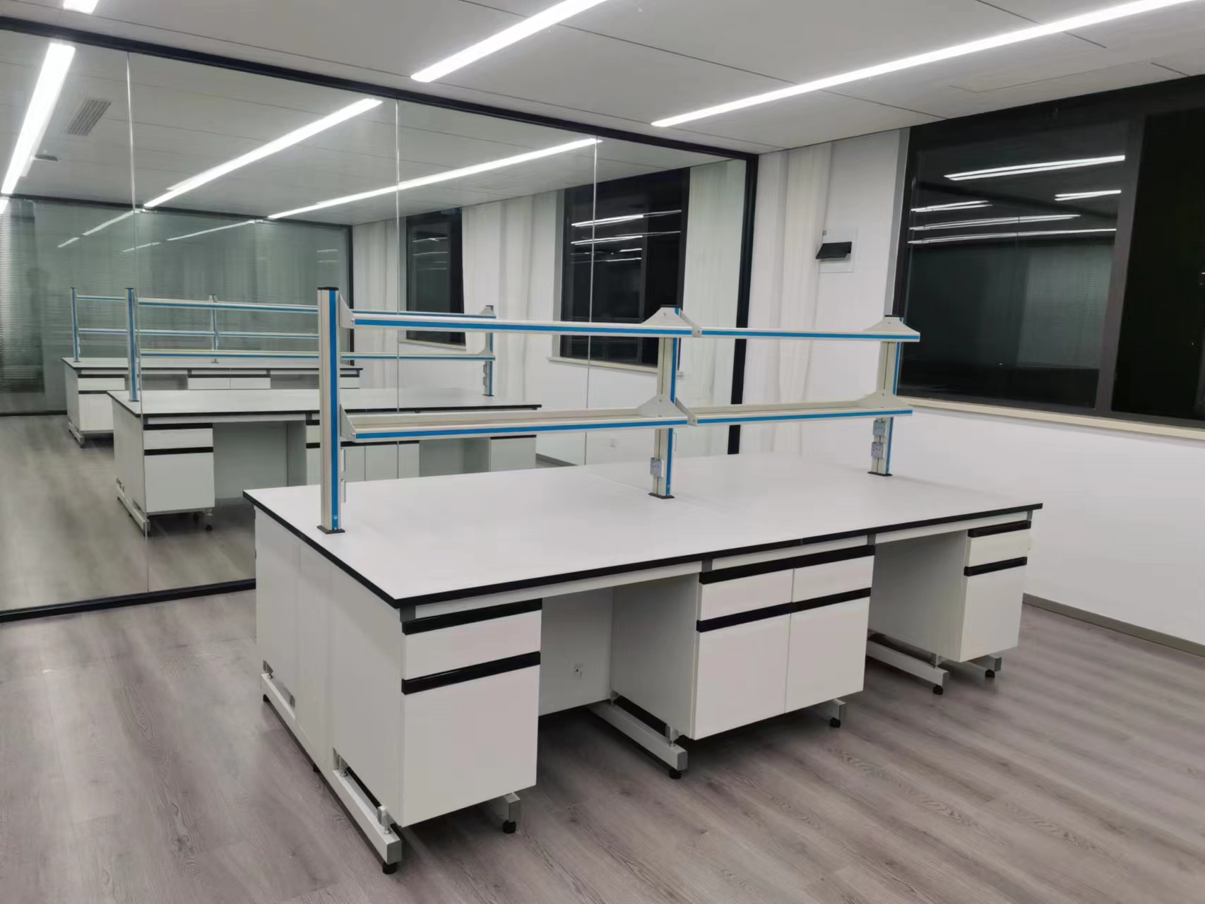 白色台面钢木实验台