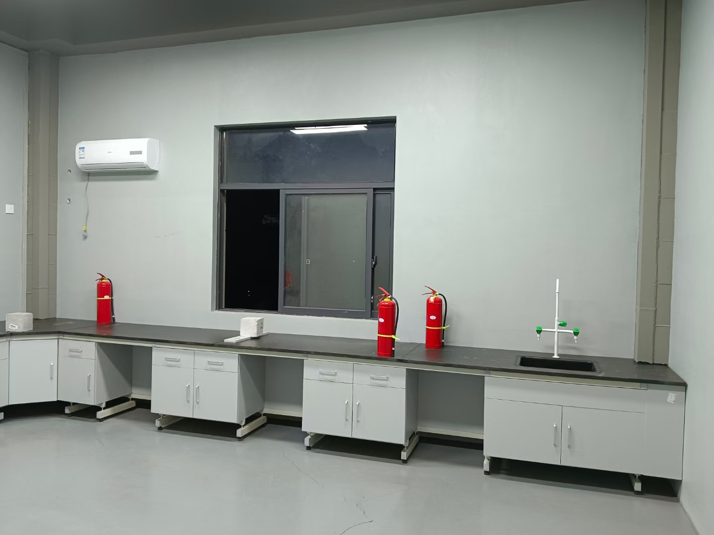 钢木灰白色实验台