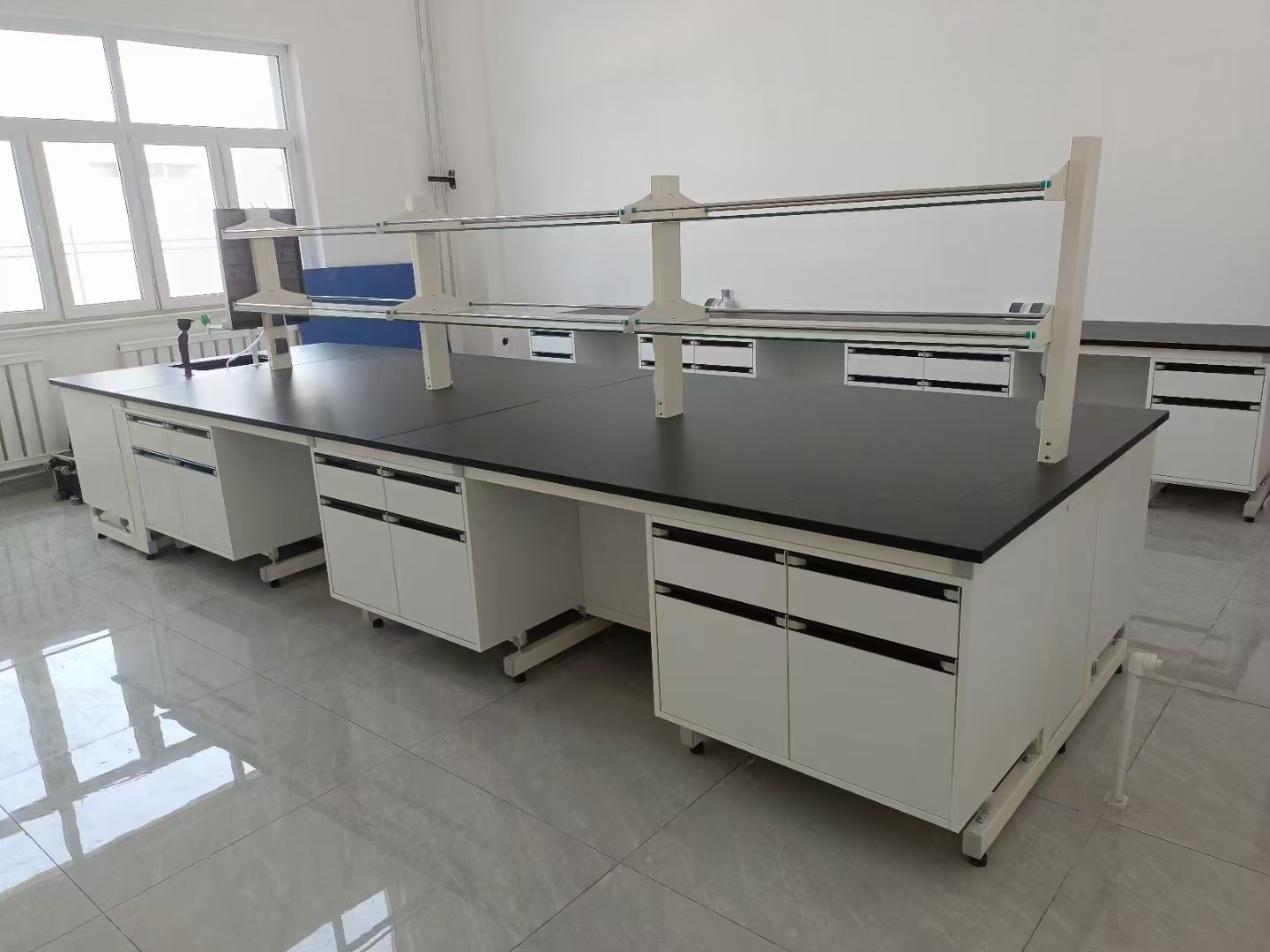 黑色台面钢木实验台